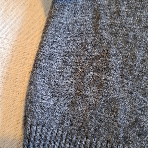 The North Face men's size XL heathered gray v neck cotton/wool blend sweater - Picture 6 of 6